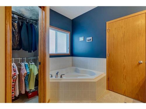 605 Woodside Court Nw, Airdrie, AB - Indoor Photo Showing Bathroom