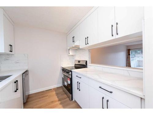 48-131 Templehill Drive Ne, Calgary, AB - Indoor Photo Showing Kitchen With Upgraded Kitchen