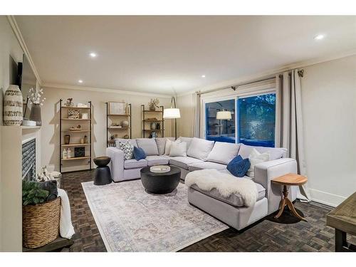 1412 70 Avenue Sw, Calgary, AB - Indoor Photo Showing Living Room