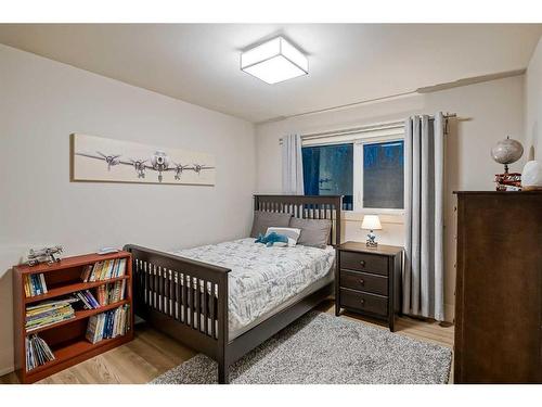 1412 70 Avenue Sw, Calgary, AB - Indoor Photo Showing Bedroom