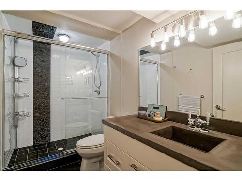 1412 70 Avenue Sw, Calgary, AB - Indoor Photo Showing Bathroom