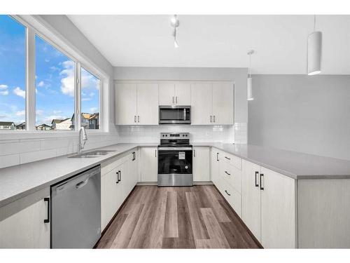 118 Magnolia Drive Se, Calgary, AB - Indoor Photo Showing Kitchen