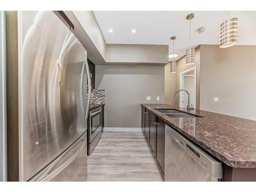 424-4303 1 Street Ne, Calgary, AB - Indoor Photo Showing Kitchen With Stainless Steel Kitchen With Double Sink With Upgraded Kitchen