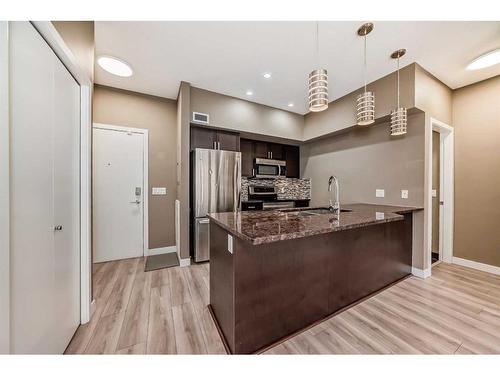 424-4303 1 Street Ne, Calgary, AB - Indoor Photo Showing Kitchen With Stainless Steel Kitchen With Upgraded Kitchen