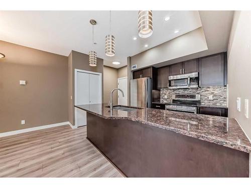 424-4303 1 Street Ne, Calgary, AB - Indoor Photo Showing Kitchen With Upgraded Kitchen