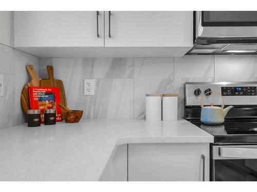 122 Magnolia Drive, Calgary, AB - Indoor Photo Showing Kitchen