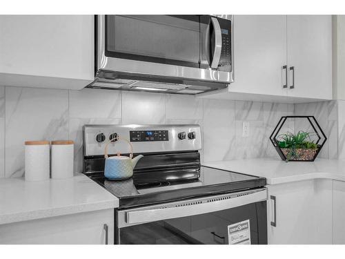 122 Magnolia Drive, Calgary, AB - Indoor Photo Showing Kitchen