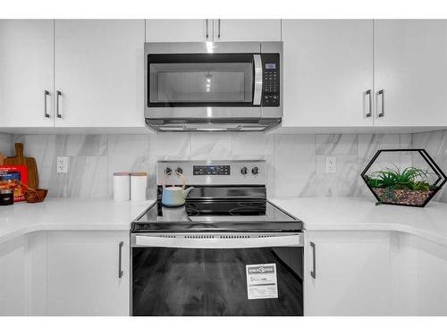 122 Magnolia Drive, Calgary, AB - Indoor Photo Showing Kitchen