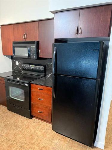 211-8880 Horton Road Sw, Calgary, AB - Indoor Photo Showing Kitchen