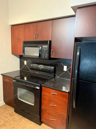 211-8880 Horton Road Sw, Calgary, AB - Indoor Photo Showing Kitchen