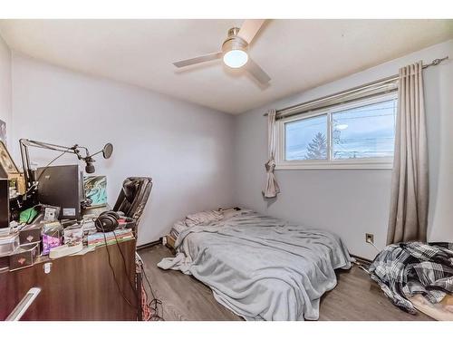 2923 Doverville Crescent Se, Calgary, AB - Indoor Photo Showing Bedroom