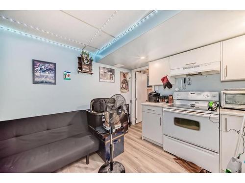 2923 Doverville Crescent Se, Calgary, AB - Indoor Photo Showing Kitchen