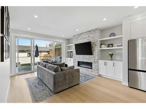 1411 41 Street Sw, Calgary, AB - Indoor Photo Showing Living Room With Fireplace