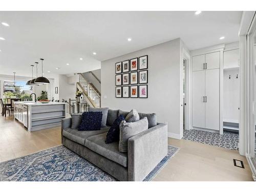 1411 41 Street Sw, Calgary, AB - Indoor Photo Showing Living Room