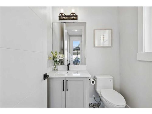 1411 41 Street Sw, Calgary, AB - Indoor Photo Showing Bathroom