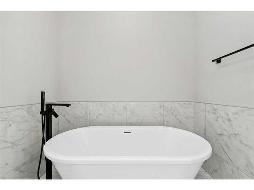 1411 41 Street Sw, Calgary, AB - Indoor Photo Showing Bathroom