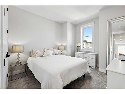 1411 41 Street Sw, Calgary, AB - Indoor Photo Showing Bedroom