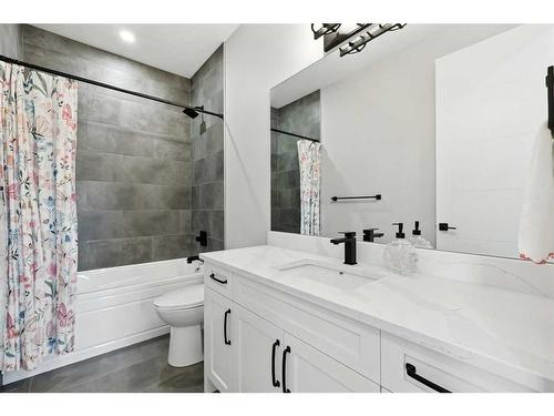 1411 41 Street Sw, Calgary, AB - Indoor Photo Showing Bathroom