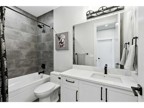 1411 41 Street Sw, Calgary, AB - Indoor Photo Showing Bathroom