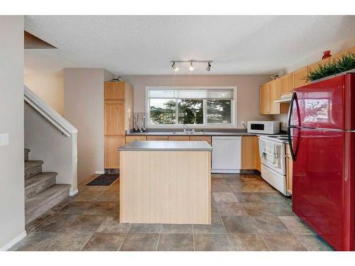 39 Tuscany Springs Gardens Nw, Calgary, AB - Indoor Photo Showing Kitchen