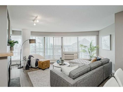 1705-1088 6 Avenue Sw, Calgary, AB - Indoor Photo Showing Living Room