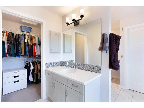 128 Sundown Way, Cochrane, AB - Indoor Photo Showing Bathroom