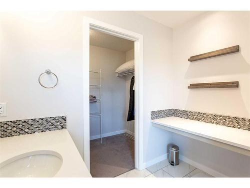 128 Sundown Way, Cochrane, AB - Indoor Photo Showing Bathroom