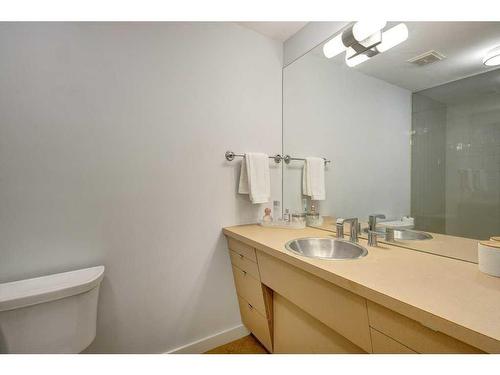 915 18 Avenue Sw, Calgary, AB - Indoor Photo Showing Bathroom