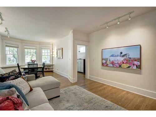 915 18 Avenue Sw, Calgary, AB - Indoor Photo Showing Living Room