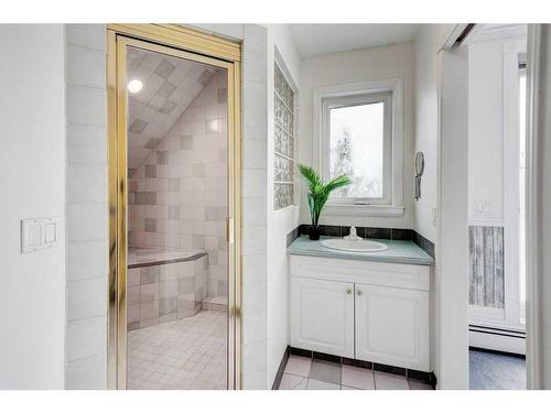 301-705 56 Avenue Sw, Calgary, AB - Indoor Photo Showing Bathroom