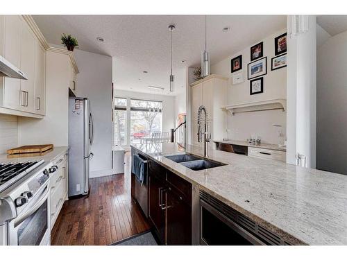 914 Remington Road Ne, Calgary, AB - Indoor Photo Showing Kitchen With Double Sink With Upgraded Kitchen