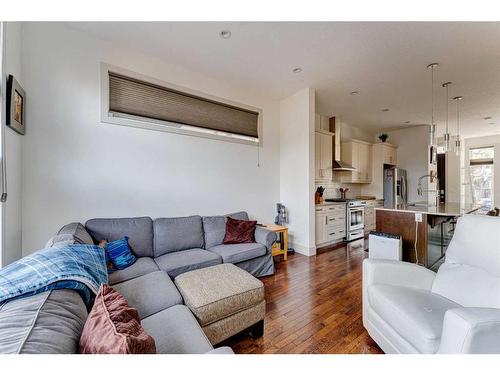 914 Remington Road Ne, Calgary, AB - Indoor Photo Showing Living Room