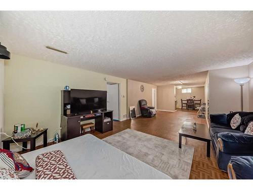 723 Raynard Crescent Se, Calgary, AB - Indoor Photo Showing Living Room