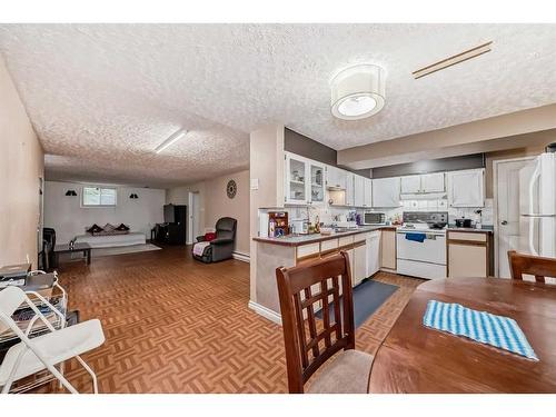 723 Raynard Crescent Se, Calgary, AB - Indoor Photo Showing Dining Room