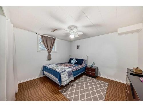 723 Raynard Crescent Se, Calgary, AB - Indoor Photo Showing Bedroom