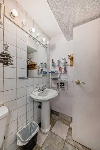 723 Raynard Crescent Se, Calgary, AB - Indoor Photo Showing Bathroom