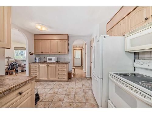 723 Raynard Crescent Se, Calgary, AB - Indoor Photo Showing Kitchen