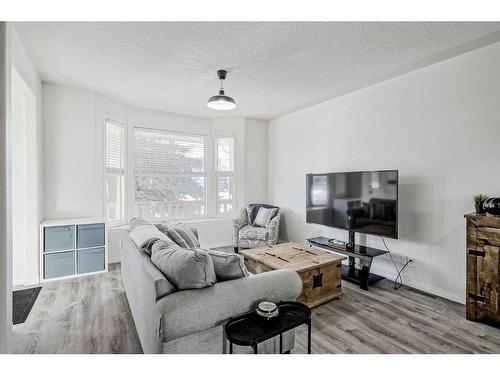 703-2001 Luxstone Boulevard Sw, Airdrie, AB - Indoor Photo Showing Living Room