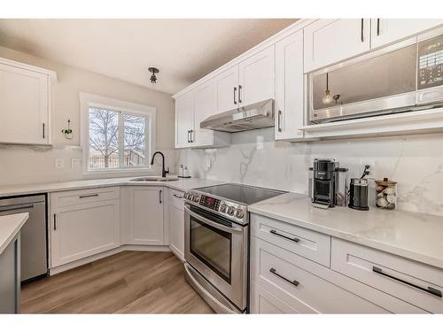 154 Rockbluff Close Nw, Calgary, AB - Indoor Photo Showing Kitchen With Upgraded Kitchen