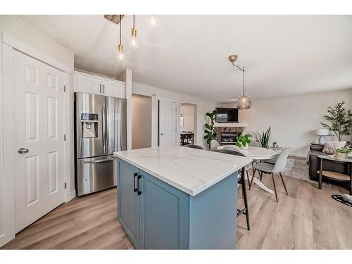 154 Rockbluff Close Nw, Calgary, AB - Indoor Photo Showing Kitchen