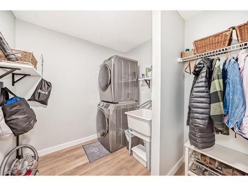 154 Rockbluff Close Nw, Calgary, AB - Indoor Photo Showing Laundry Room