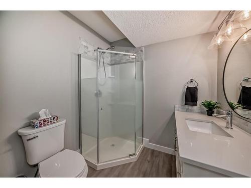 154 Rockbluff Close Nw, Calgary, AB - Indoor Photo Showing Bathroom