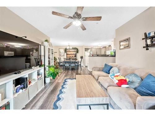 5103-604 8 Street Sw, Airdrie, AB - Indoor Photo Showing Living Room