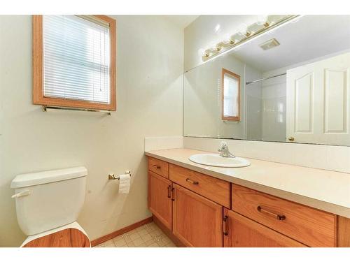 1611 Strathcona Gate, Strathmore, AB - Indoor Photo Showing Bathroom