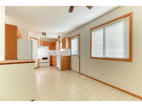 1611 Strathcona Gate, Strathmore, AB - Indoor Photo Showing Kitchen