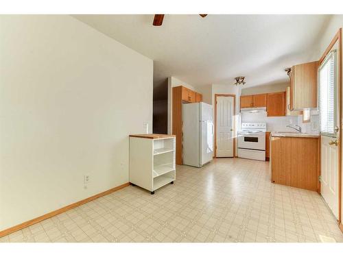 1611 Strathcona Gate, Strathmore, AB - Indoor Photo Showing Kitchen