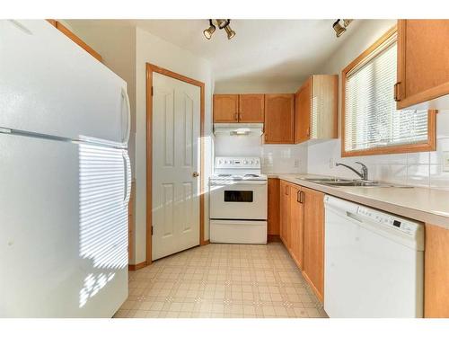 1611 Strathcona Gate, Strathmore, AB - Indoor Photo Showing Kitchen With Double Sink