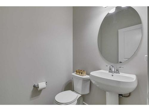 16 Walgrove Rise Se, Calgary, AB - Indoor Photo Showing Bathroom