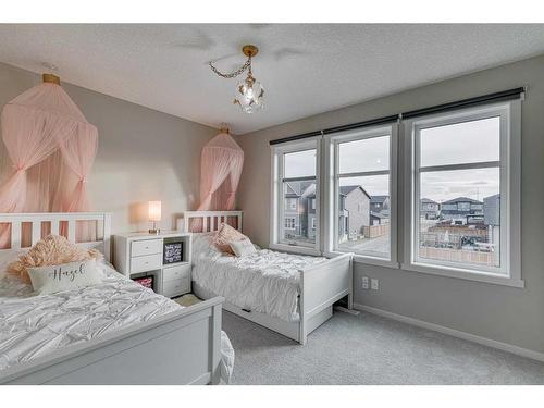 16 Walgrove Rise Se, Calgary, AB - Indoor Photo Showing Bedroom