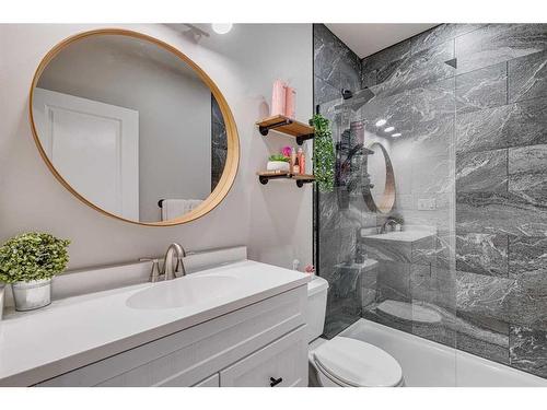 16 Walgrove Rise Se, Calgary, AB - Indoor Photo Showing Bathroom